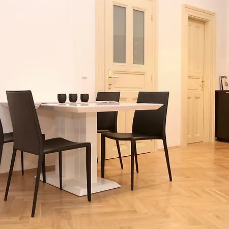Apartment Beautiful Spacious Namesti Republiky